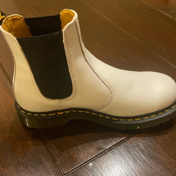 DOC MARTENS MEN SIZE 7 WHITE BOOTS - Picture 1 of 5